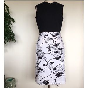 Vintage 1970s sleeveless dress, black and white floral print, polyester knit, M